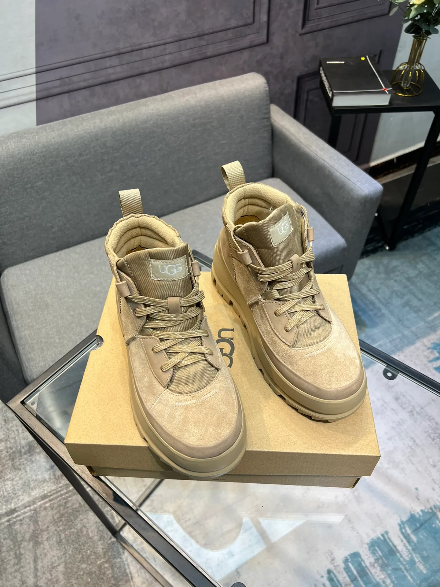 Men's shoes 💰620 (UGG) New 👉 Warm series for casual men, the simple and elegant shoe style sublimates the classics, the fabric is made of imported cowhide embossed ➕ warm real wool lining, and the special rubber outsole upgrades the wearing experience ✌️ Comfortable on the feet, very domineering! Code number:38-44